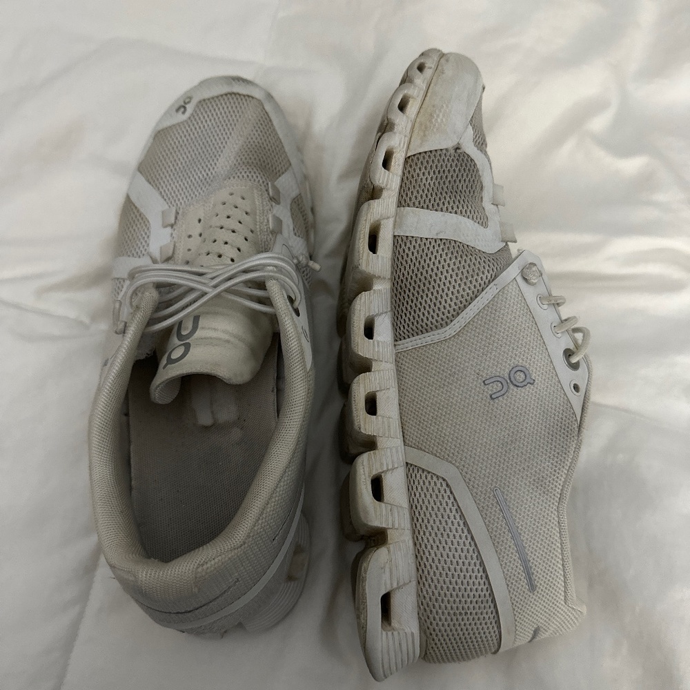 On cloud tennis shoes